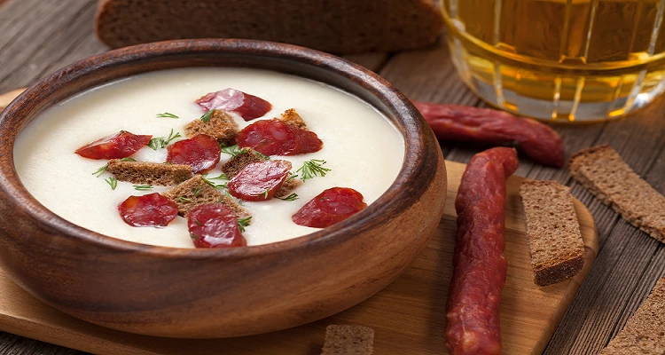 Weiße Creme Bier-Suppe mit Wurst und Croutons